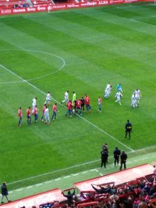 Sporting 'B' y Mirandés se saludan antes del encuentro.