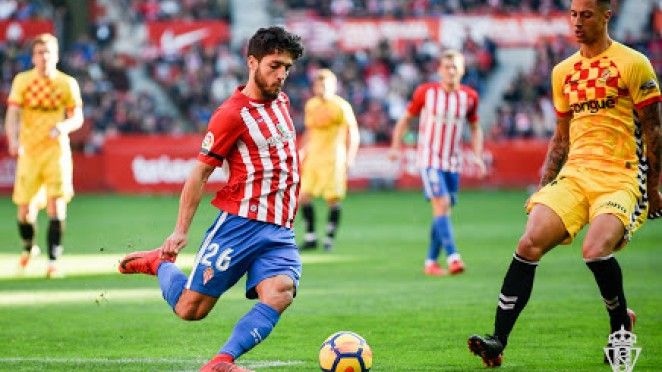 Adri Montoro durante el partido frente al Nástic en El Molinón (Foto: Real Sporting de Gijón)