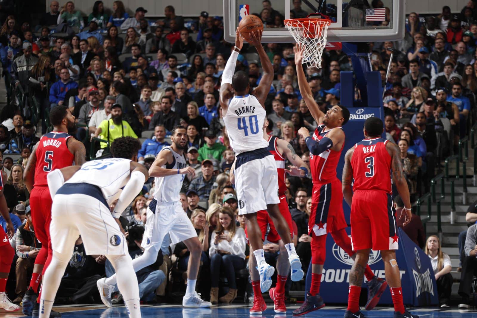 Harrison Barnes en una acción de tiro, ante la oposición de un adversario (vía Dallas Mavericks)