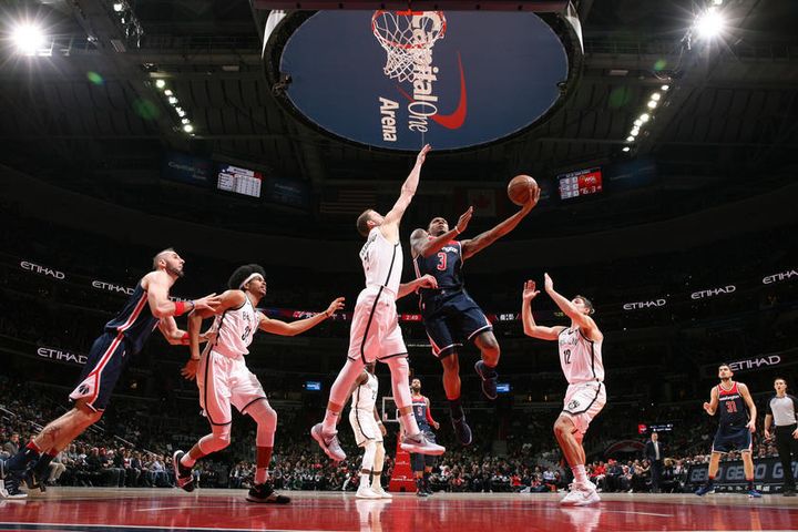 Bradley Beal encarando a canasta en una acción del partido (vía nba.com/wizards)