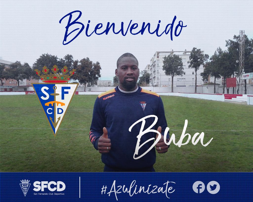 Buba Bacari posa tras el entrenamiento de hoy con el San Fernando CD en Chiclana