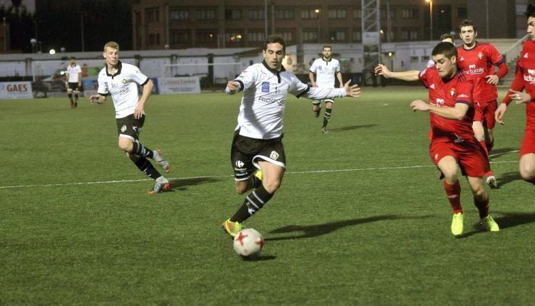 Borja Navarro trata de conducir ante un jugador de Osasuna Promesas