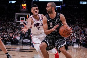 Tony Parker defendido por su compatriota Cabarrot (Fuente: Philadelphia 76ers).