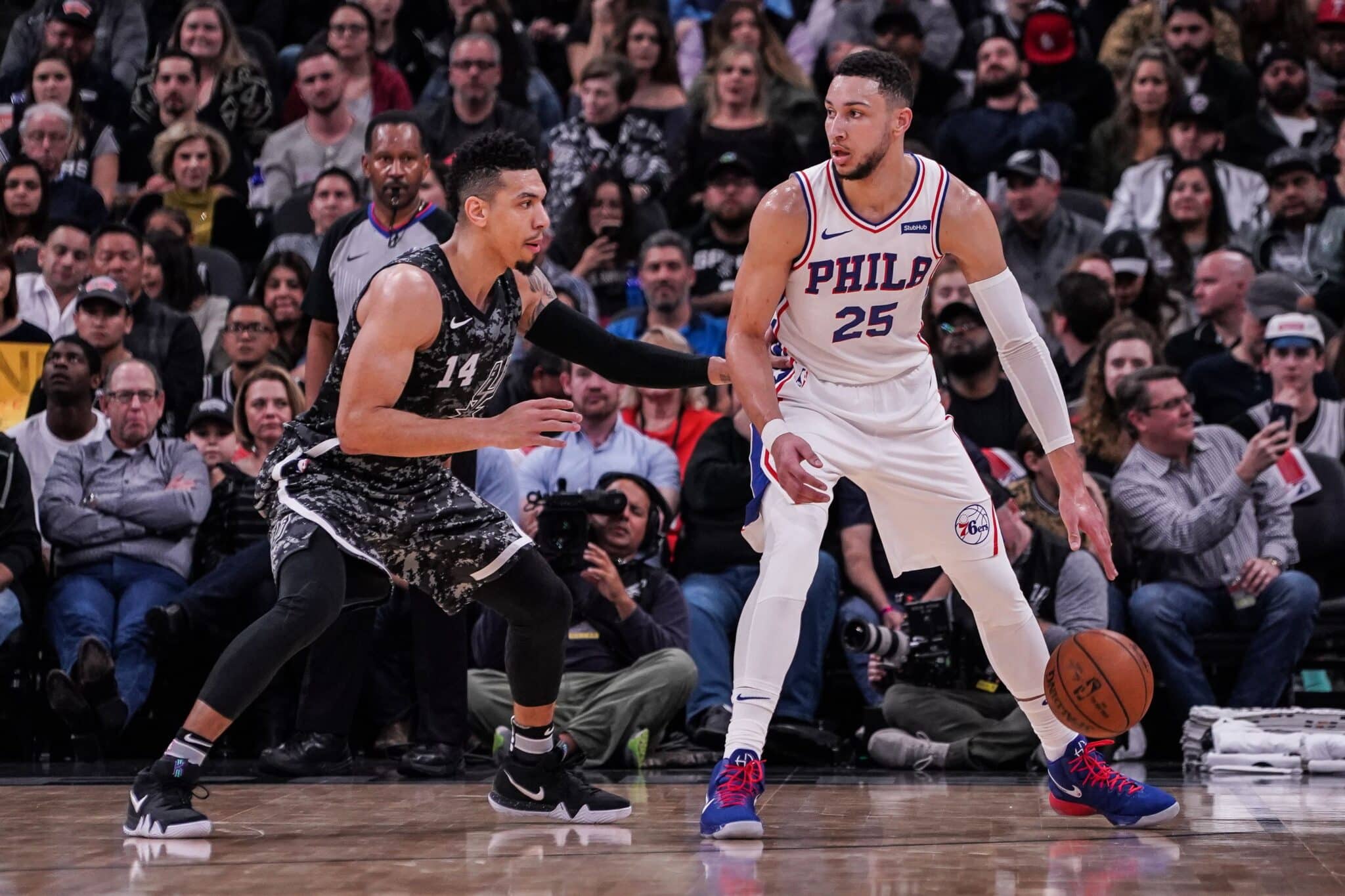 Simmons atacando la defensa rival (Philadelphia 76ers).