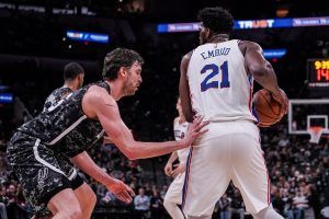 Joel Embiid defendido por Pau Gasol (Fuente: Philadelphia 76ers).