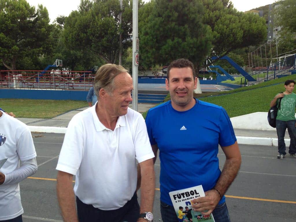 Armando Marroquín (derecha) junto a Horst Wein (izquierda). Head Coach de NIKE F.C. desde 1999, y autor de 31 libros, entre ellos "FÚTBOL A LA MEDIDA DEL NIÑO".