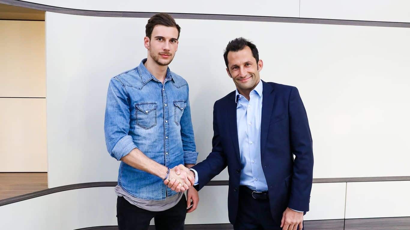 Goretzka con el director deportivo del Bayern, Hasan Salihamidžić. Vía: fcbayern.com
