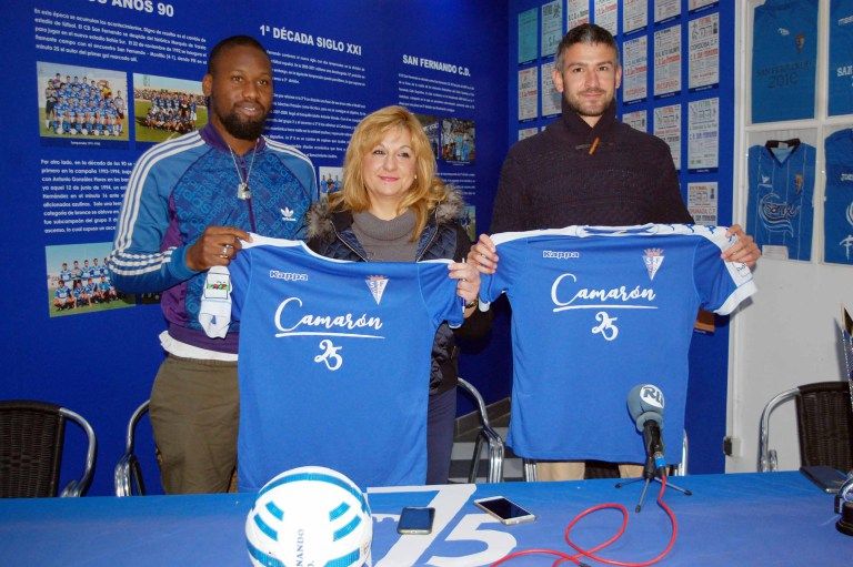 Los nuevos jugadores azulinos posan con la presidenta del club, Mª de los Angels Carrillo