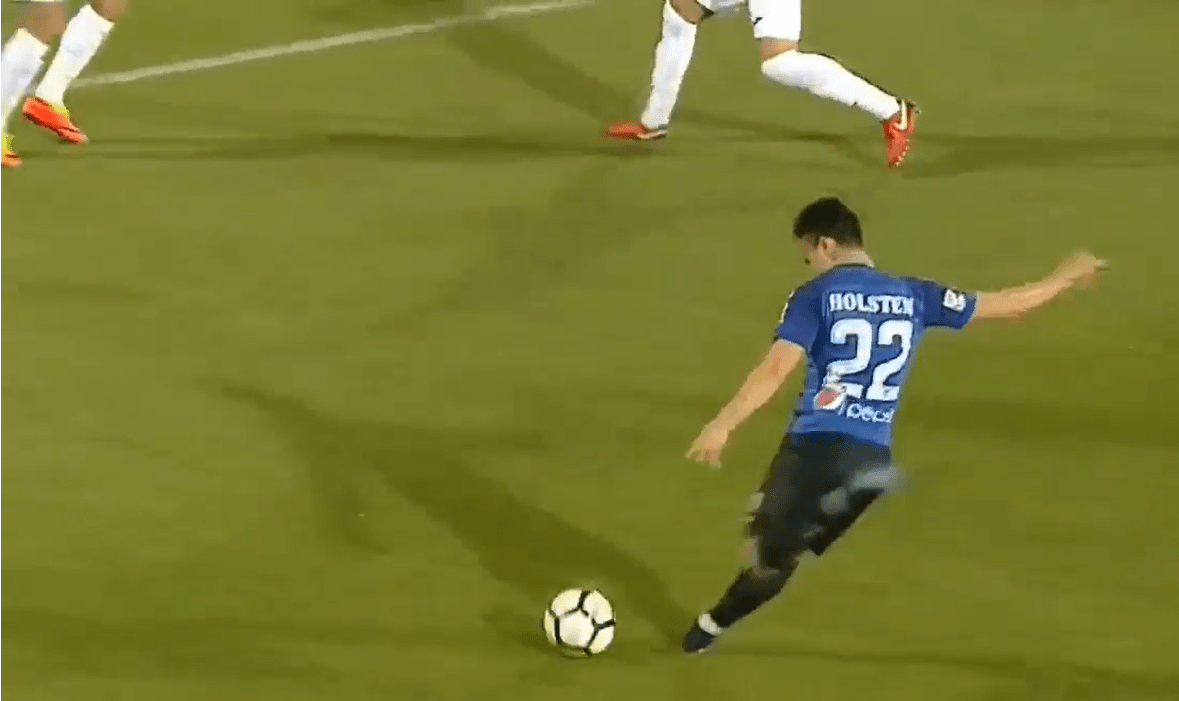 Ganea ejecutando a gol/ Imagen vía Yotube