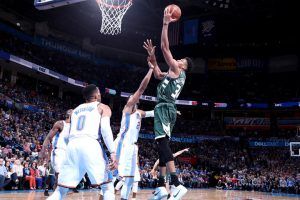 Giannis Antetokounmpo entrando a canasta (Fuente: Milwaukee Bucks).