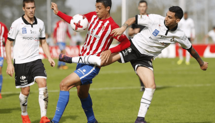 Lance del encuentro del Sporting B frente al Caudal Deportivo