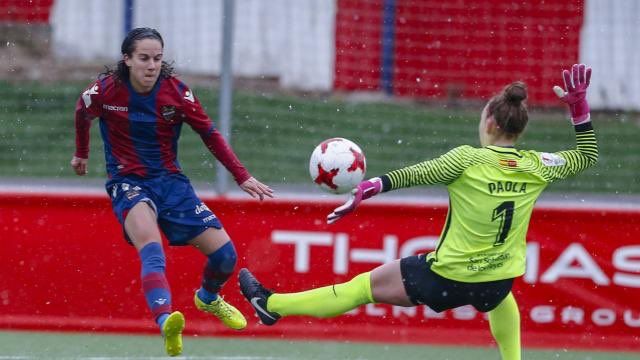 Jugada de peligro para el Levante UD Femenino/ imagen procedente del twitter @deporte_mujer