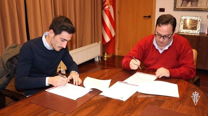 Mariño y el presidente del Sporting, Javier Fernández, sellan la extensión del contrato del guardameta
