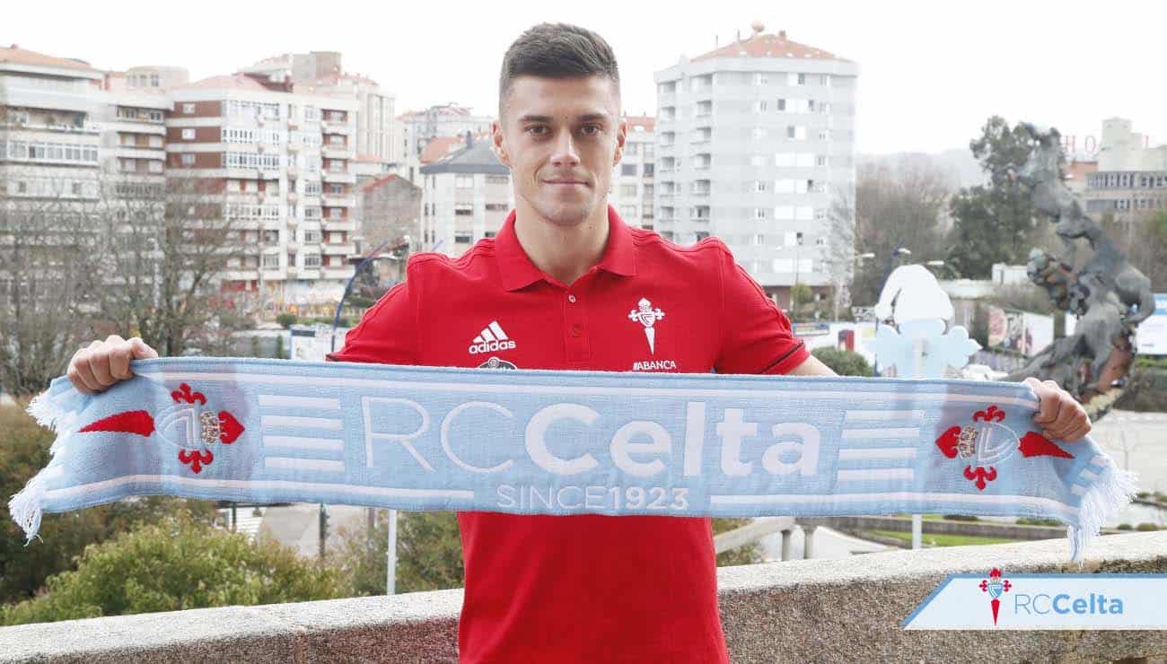 Robert Mazan posando con su nueva indumentaria | Fuente: @RCCelta.