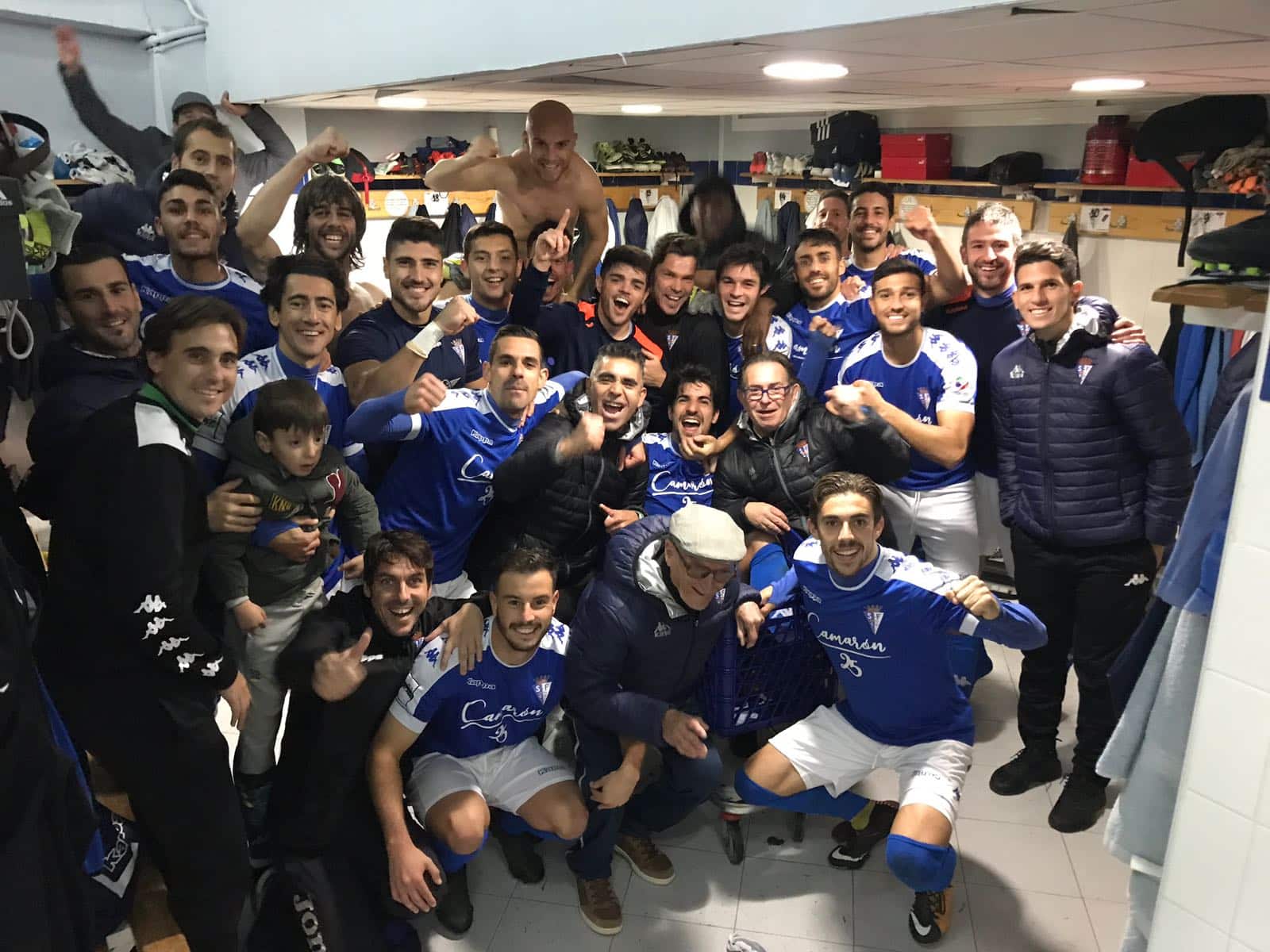 Alegria en el vestuario isleño tras la victoria lograda ante el Mérida