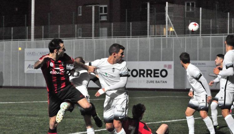 Lance del encuentro de esta campaña entre Arenas de Getxo y Sporting 'B'