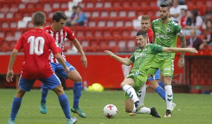 Lance entre el Sporting 'B' y el Racing esta temporada en El Molinón