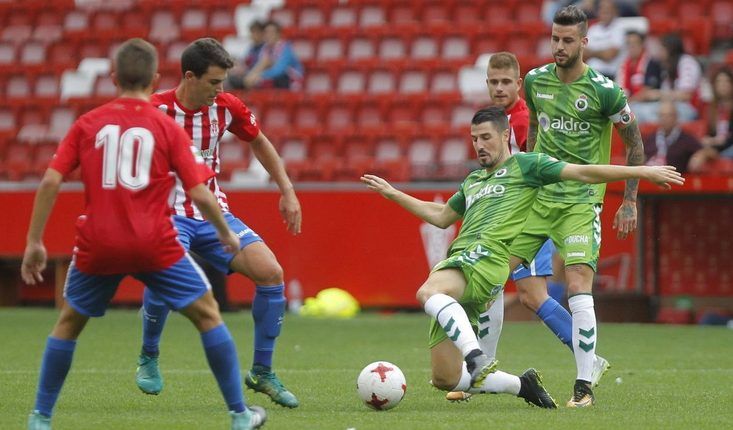 Lance entre el Sporting 'B' y el Racing esta temporada en El Molinón 