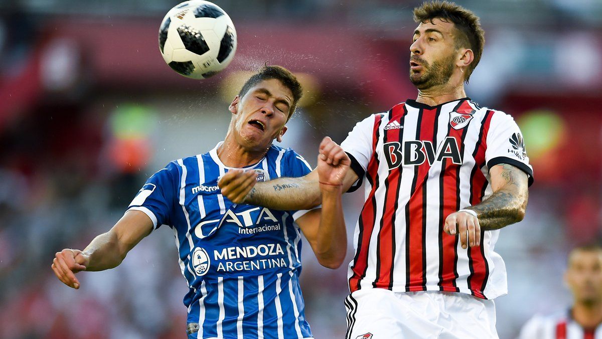 Pratto luchando con Abecasis por el balón / @CARPoficial