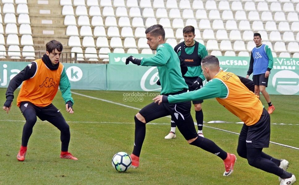 Noblejas durante un entrenamiento ante Aguado y Fernández | Imagen: Córdoba CF