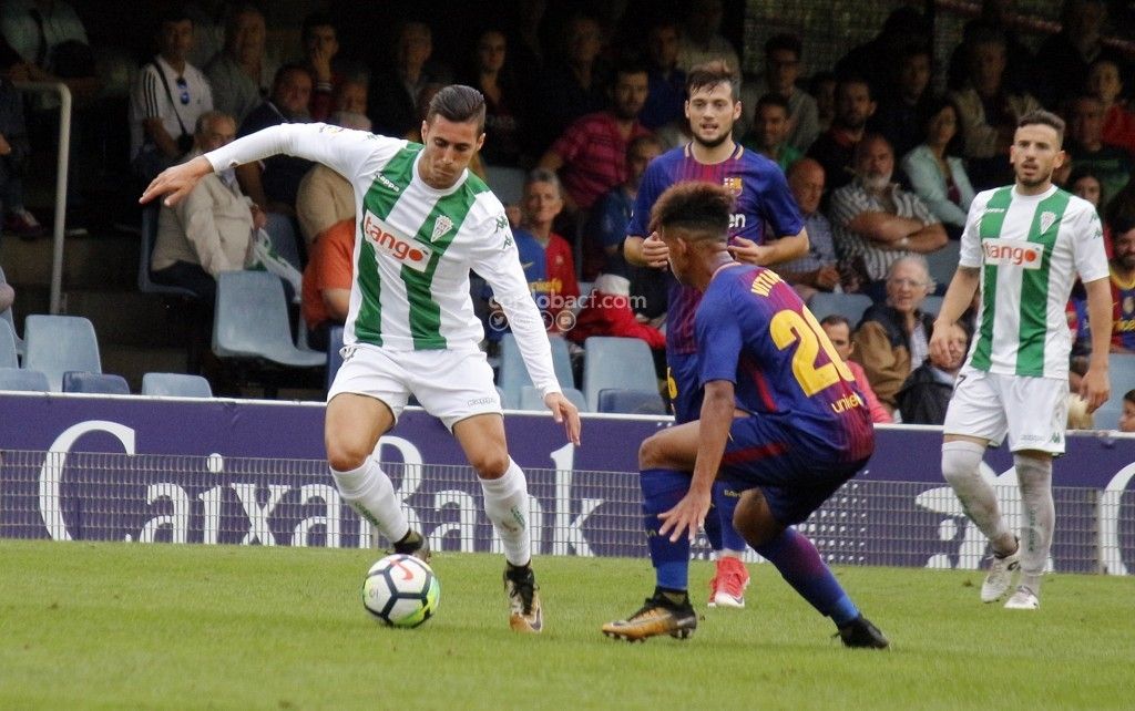 Guardiola intenta irse de Vitinho en el último Barcelona B vs Córdoba CF | Imagen: Córdoba CF