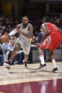 LeBron James atacando la defensa de Harden (Fuente: Cleveland Cavaliers).