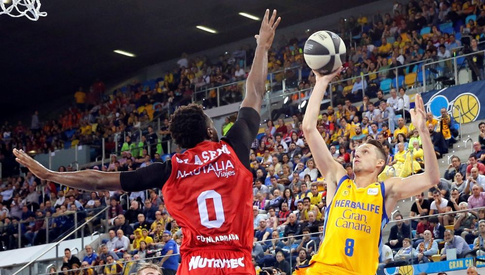 GRAF3223. LAS PALMAS DE GRAN CANARIA, 16/02/2018.- El alero sueco del Herbalife Gran Canaria Marcus Ericsson (d) y el pívot británico del Fuenlabrada Gabe Olaseni durante el tercer partido de cuartos de final de la Copa del Rey de baloncesto que disputan hoy en el Gran Canaria Arena, en Las Palmas de Gran Canaria. EFE/Elvira Urquijo A.