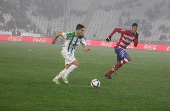 Fidel es defendido por Eddy Silvestre | Imagen: Córdoba CF