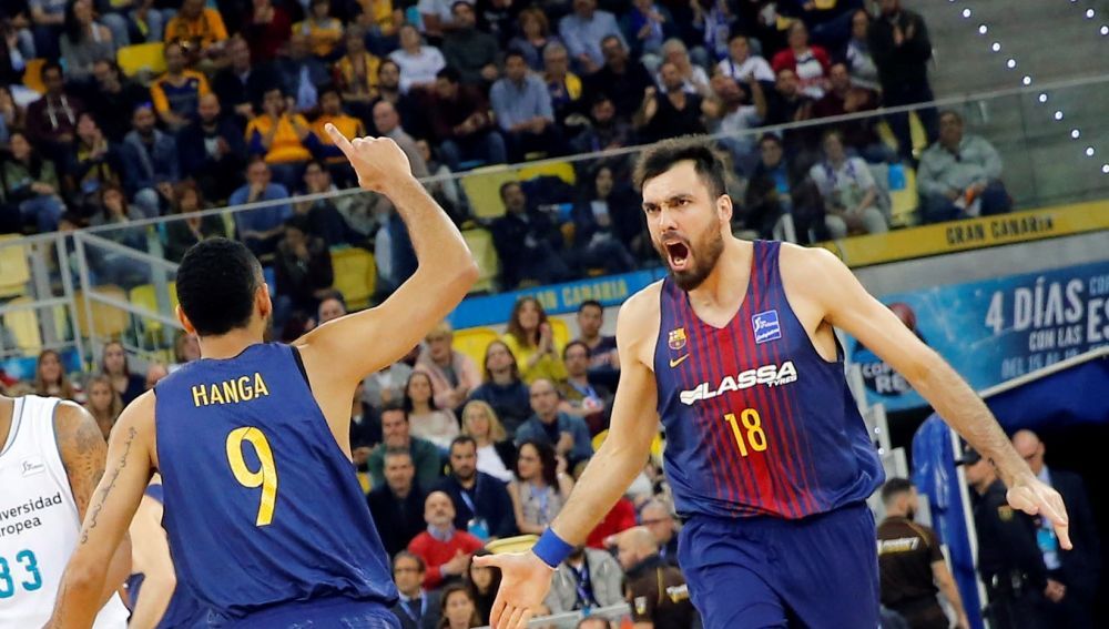GRAF4401. LAS PALMAS, 18/02/2018.- Los jugadores del Barcelona Pierre Orriola (d) y Adam Hanga (i) celebran una canasta ante el Real Madrid, durante la final de la Copa del Rey de Baloncesto que Real Madrid y FC Barcelona Lassa disputan esta tarde en el Gran Canaria Arena. EFE/Elvira Urquijo A.