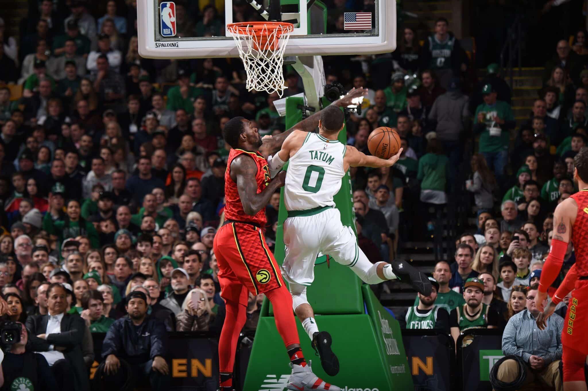 Jayson Tatum anota con habilidad ante la buena defensa de Dedmon. (Photo by Brian Babineau/NBAE via Getty Images)