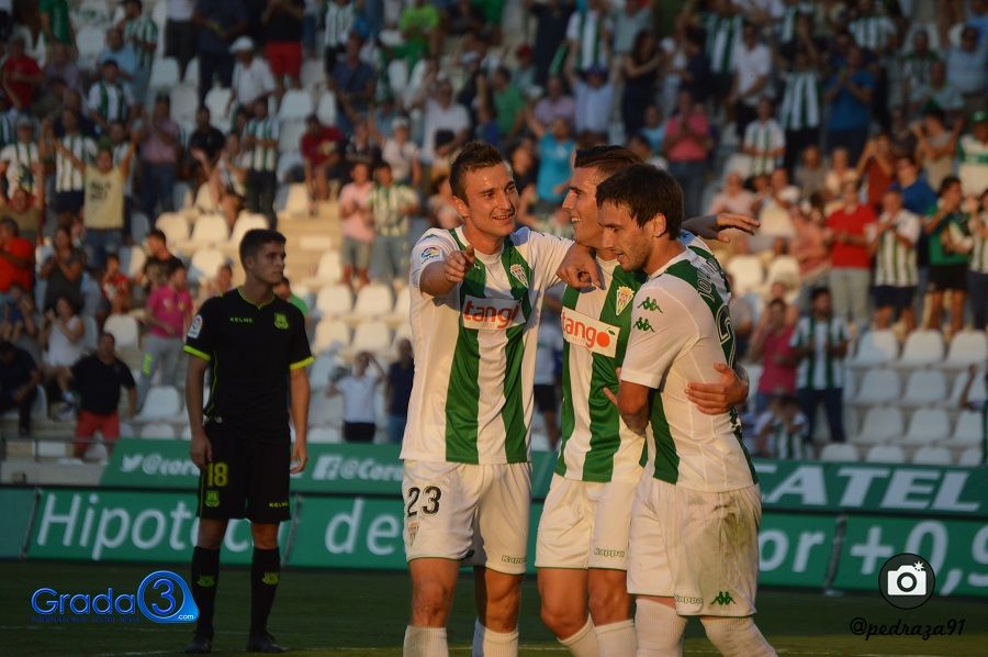 Markovic, Jovanovic y Guardiola celebran el tercer gol al Alcorcón en la jornada 8 | Imagen: Jose Luis Pedraza (Grada 3)