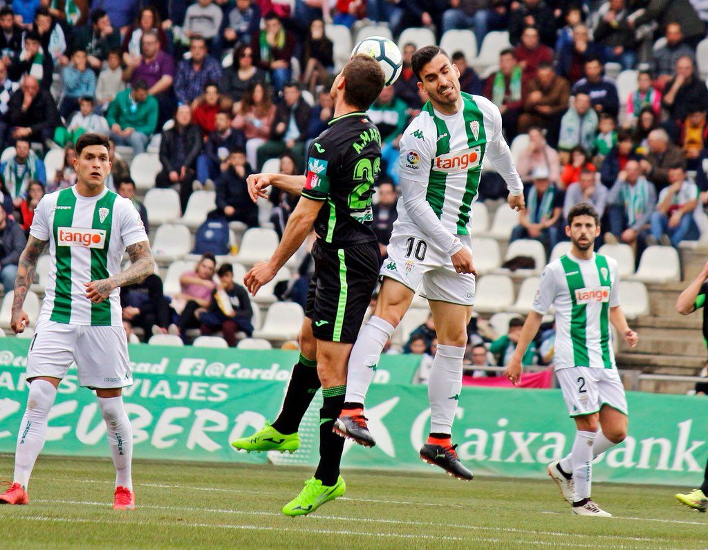 Alfaro lucha con Alberto Martín por un balón | Imagen: Córdoba CF