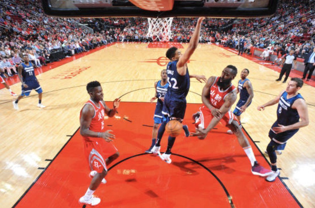 Harden dando un paso interior a Capela. FOTO: @GEBDeportes