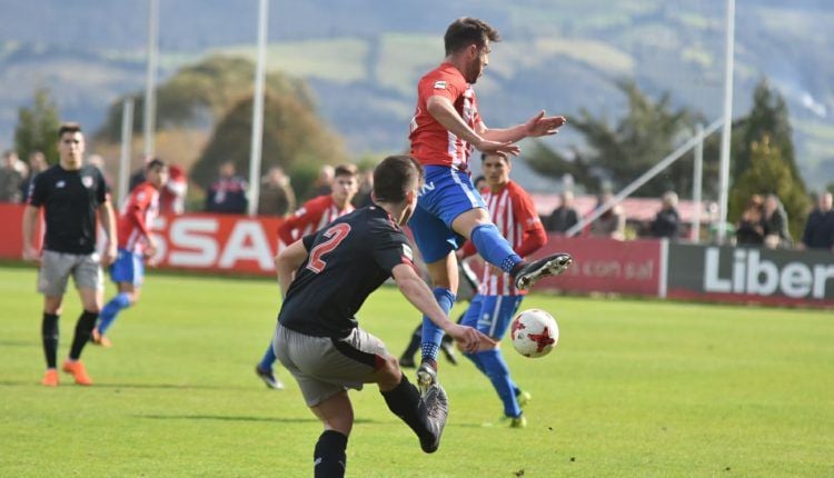 Areso despeja un balón ante la oposición de Traver