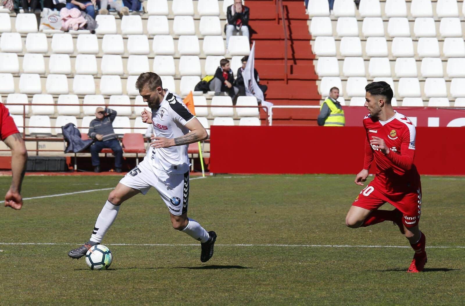 Saveljich conduce un balón ante la presión de Tete Morente | Fuente: Albacete Balompié