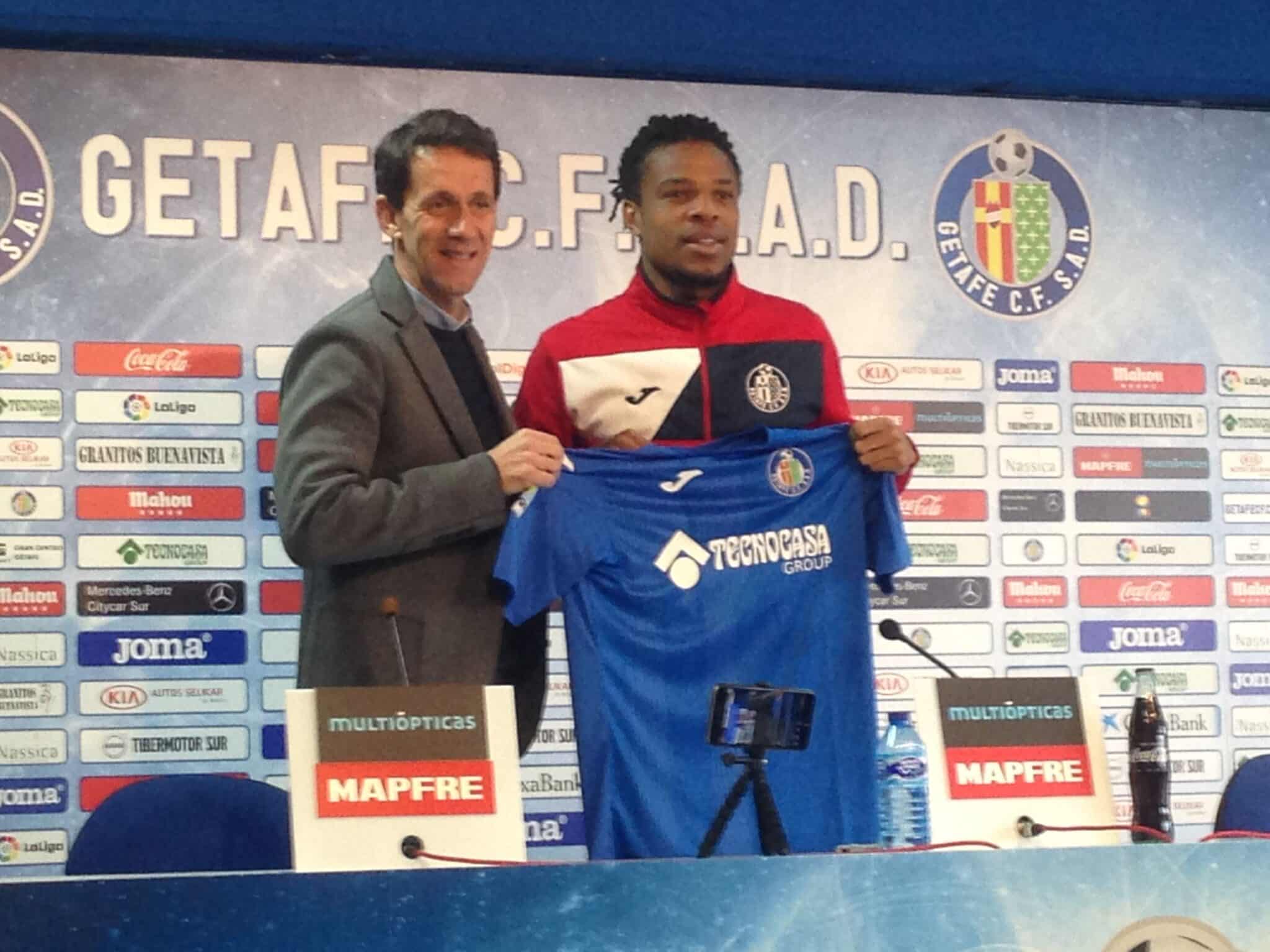Ramón Planes sujentando la nueva camiseta de Rèmy con el propio jugador. Fuente Propia