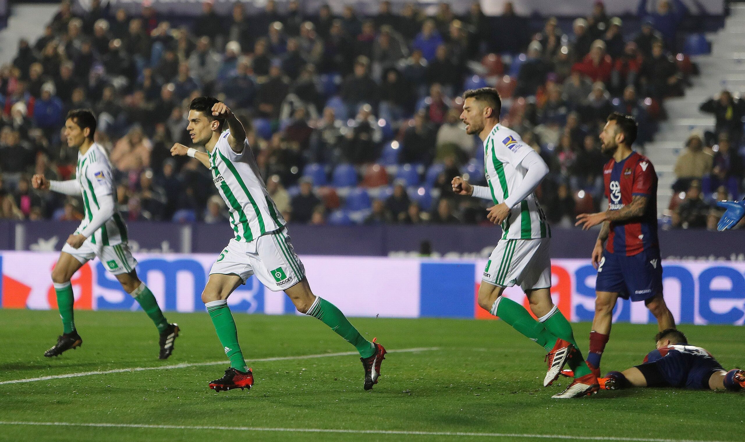 Los jugadores del Real Betis celebran el primer gol del encuentro. / Foto: Real Betis Balompié