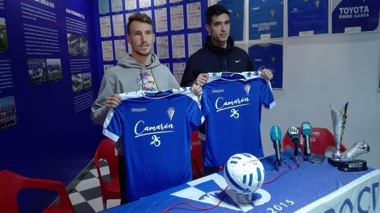 Mario Begines y Raúl Palma durante su presentación ayer luciendo la azulina