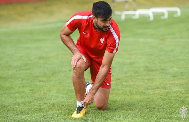 Álex Pérez en un entrenamiento con el Sporting