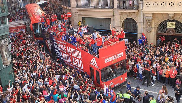 Celebración en las calles de Pamplona del ascenso de Osasuna en 2016