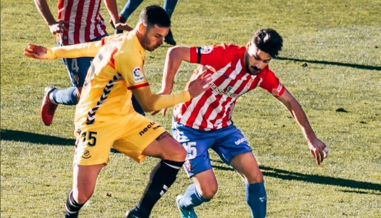 Canella pugna con Álvaro Vázquez por un balón en el último duelo entre Sporting y Nástic (Foto: Guille Gómez, @guillegl73)