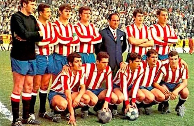 Once del Sporting posando junto a Carriega cuando éste entrenaba al cuadro gijonés