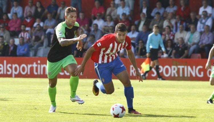 Claudio frente a un jugador del Izarra en Mareo