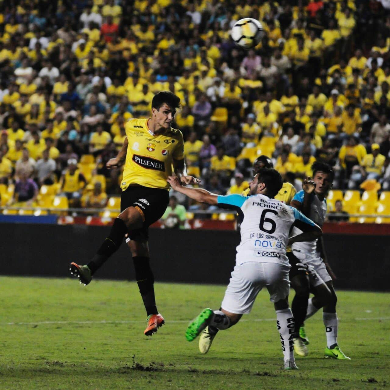 Dinenno en una acción de gol ahogada por Barreto