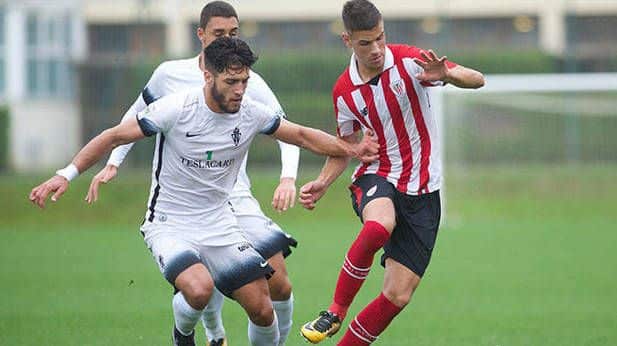 Los katxorros retan a los yogurinos 2 Adri Montoro y Guruzeta pugnan por un balón en el encuentro de la primera vuelta en Lezama