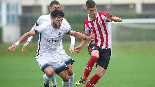 Adri Montoro y Guruzeta pugnan por un balón en el encuentro de la primera vuelta en Lezama