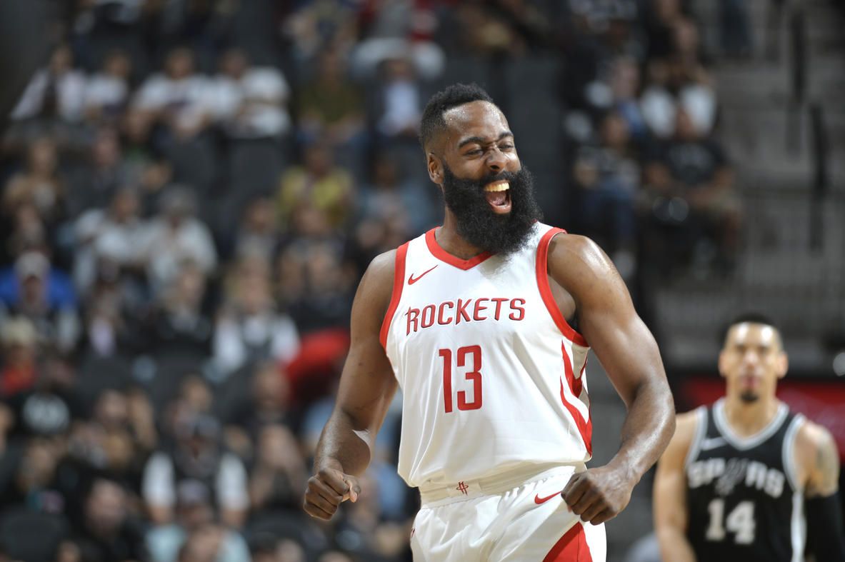 James Harden celebra una acción durante el partido (vía nba.com/rockets)