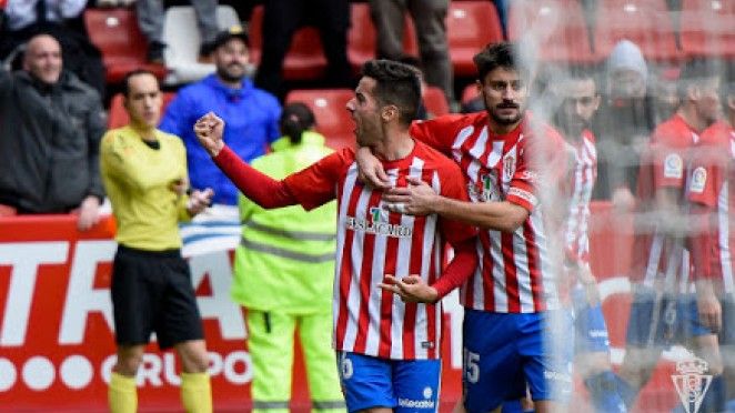 Jony celebra el segundo tanto del partido en El Molinón