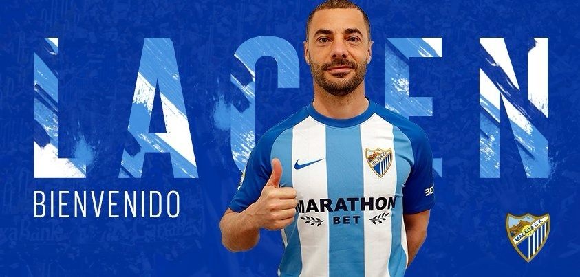 Lacen vestido con su nueva camiseta malaguista. Foto Málaga CF.