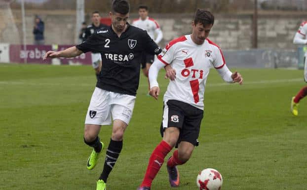 Lance del encuentro entre CD Lealtad y CD Vitoria